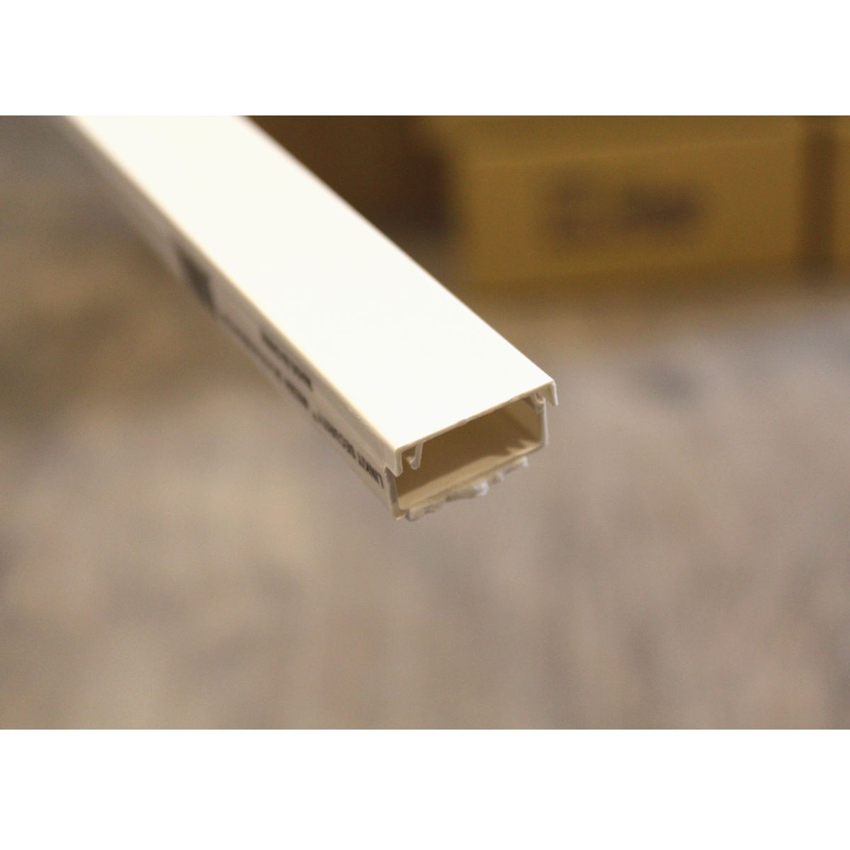 Goulotte cache-fil blanche adhésive, 24 x 14 mm, 2 m