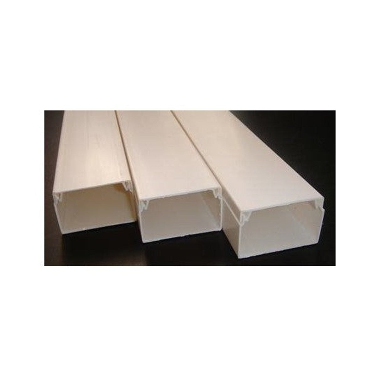 Goulotte cache-fil blanche adhésive, 39 x 19 mm, 2 m